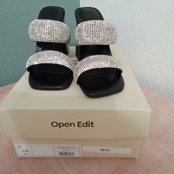Beautiful NWT and box rhinestone block heels shoes - Picture 3 of 4